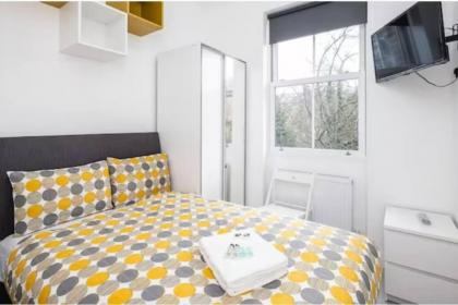 Boutique Modern Hotel Room For Two Near Tube And Bus Stations - image 5