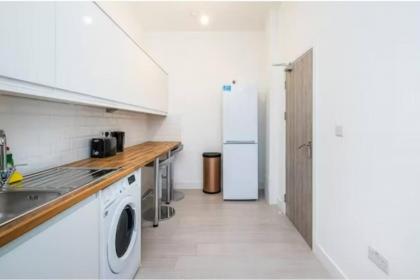 Boutique Modern Hotel Room For Two Near Tube And Bus Stations - image 6