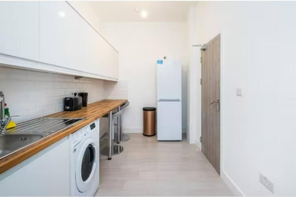 Boutique Modern Hotel Room For Two Near Tube And Bus Stations - image 6