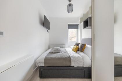 Functional Double With An Ensuite Toilet And Shower Near Tube And Bus Stations