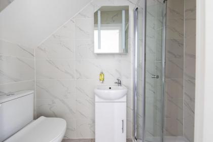 Double Ensuite Sleeps 2 Long Term Welcome With Garden View - image 5