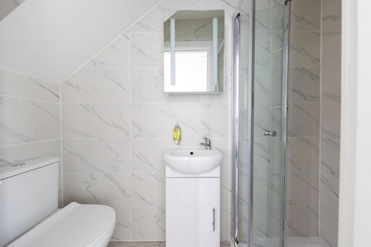 Double Ensuite Sleeps 2 Long Term Welcome With Garden View - image 5