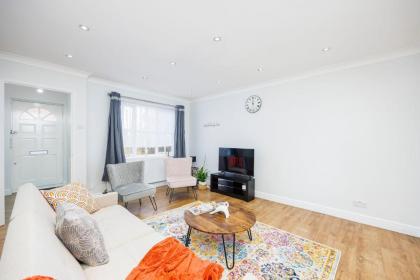 Newly refurbished charming 3-Bed House in Barking - image 22