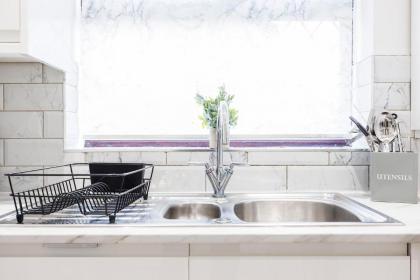 Newly refurbished charming 3-Bed House in Barking - image 23