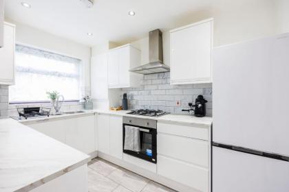 Newly refurbished charming 3-Bed House in Barking - image 24