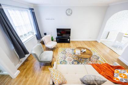 Newly refurbished charming 3-Bed House in Barking - image 25