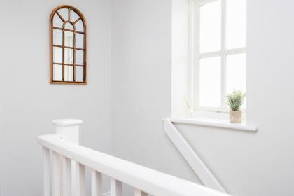 Newly refurbished charming 3-Bed House in Barking - image 26