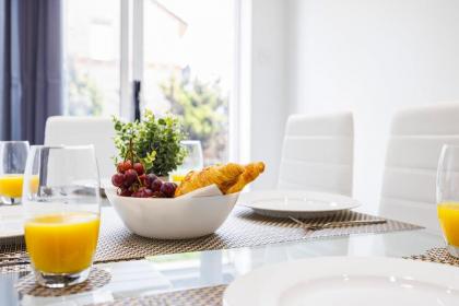 Newly refurbished charming 3-Bed House in Barking - image 28