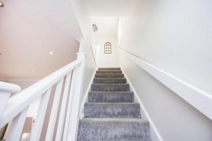 Newly refurbished charming 3-Bed House in Barking - image 29