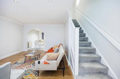 Newly refurbished charming 3-Bed House in Barking - image 30