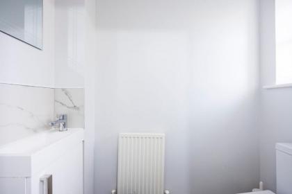 Newly refurbished charming 3-Bed House in Barking - image 9