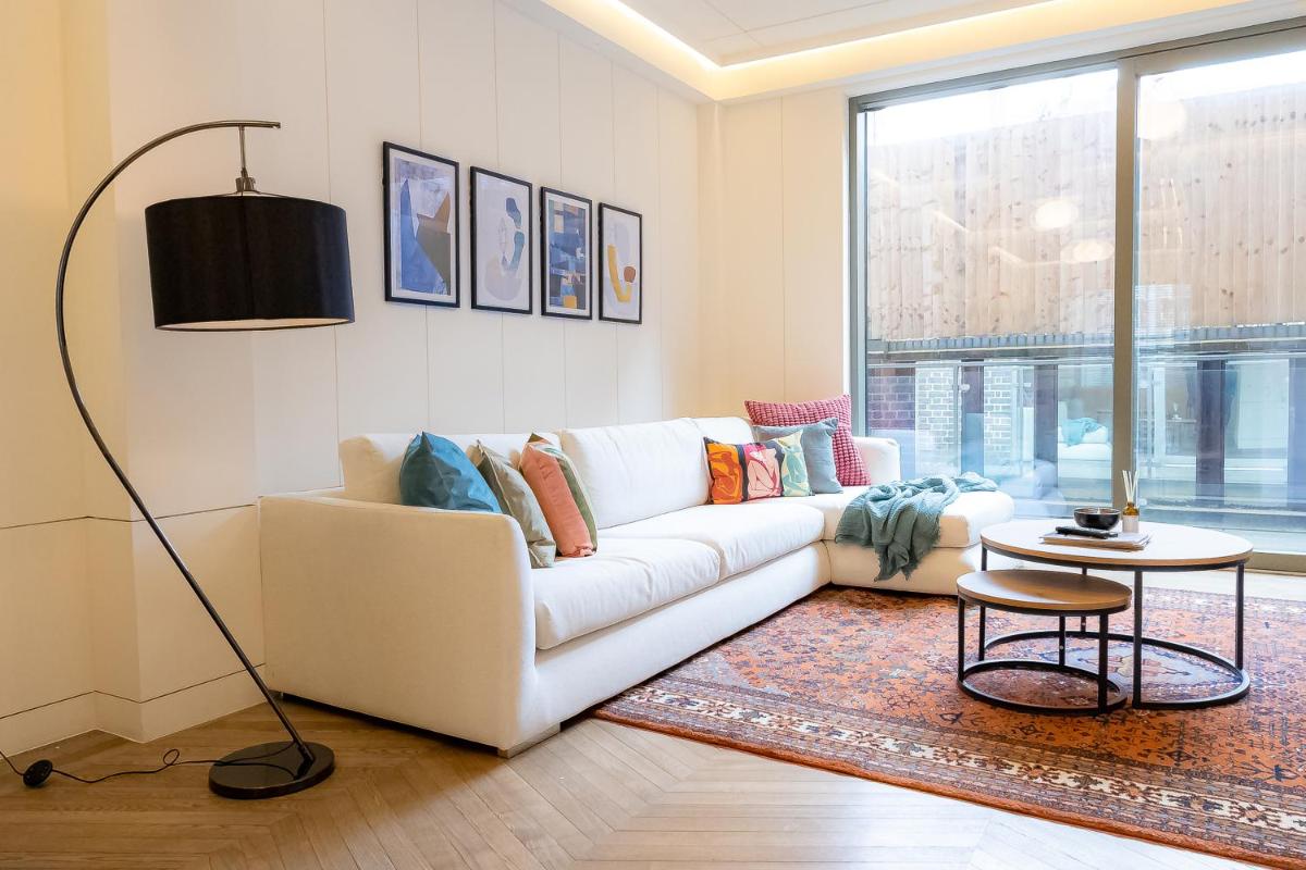 Modern Deluxe Five Bedroom House near Chalk Farm Station - main image