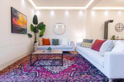 Modern Deluxe Five Bedroom House near Chalk Farm Station - image 11