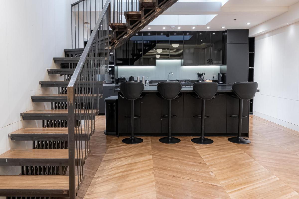 Modern Deluxe Five Bedroom House near Chalk Farm Station - image 2