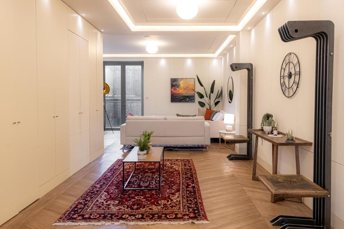 Modern Deluxe Five Bedroom House near Chalk Farm Station - image 3