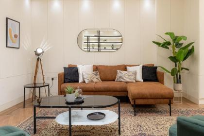 Modern Deluxe Five Bedroom House near Chalk Farm Station - image 9