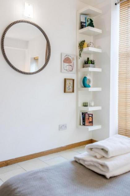 Perfectly located modern one bedroom apartment - image 11