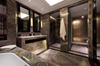 Luxurious flat with four bedrooms - image 10