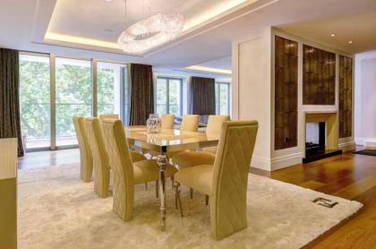 Luxurious flat with four bedrooms - image 11