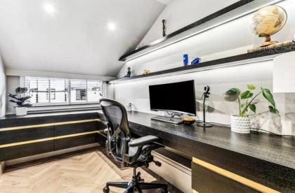 Luxurious flat with four bedrooms - image 12