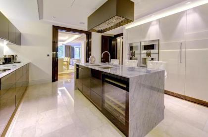 Luxurious flat with four bedrooms - image 13