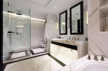 Luxurious flat with four bedrooms - image 3