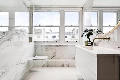 Luxurious flat with four bedrooms - image 4