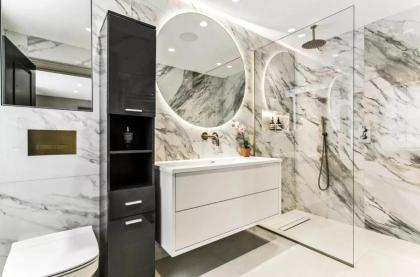 Luxurious flat with four bedrooms - image 5