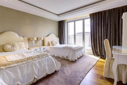 Luxurious flat with four bedrooms - image 6