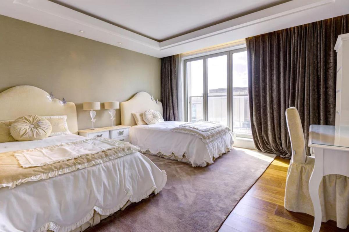 Luxurious flat with four bedrooms - image 6