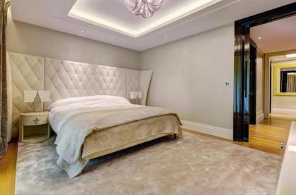 Luxurious flat with four bedrooms - image 7