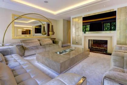 Luxurious flat with four bedrooms - image 8
