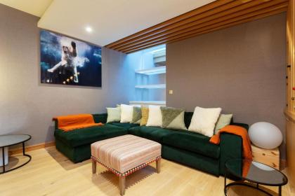 Veeve - Silver Screen to South Kensington - image 9