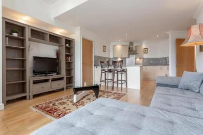Large & Central 2BD Flat - Tower Hill - image 10