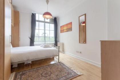 Large & Central 2BD Flat - Tower Hill - image 11