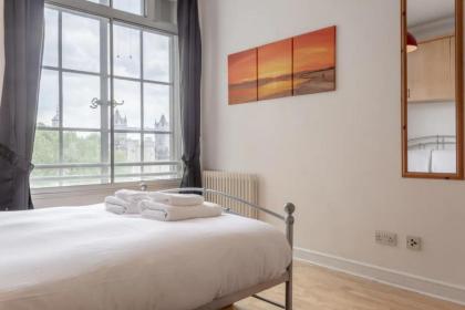Large & Central 2BD Flat - Tower Hill - image 13