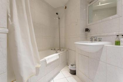 Large & Central 2BD Flat - Tower Hill - image 5