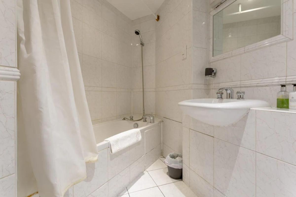 Large & Central 2BD Flat - Tower Hill - image 5