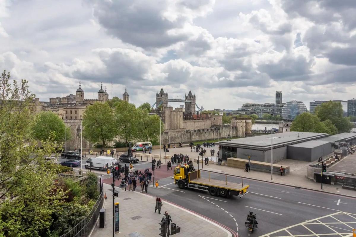 Large & Central 2BD Flat - Tower Hill - image 6