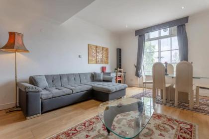 Large & Central 2BD Flat - Tower Hill - image 7