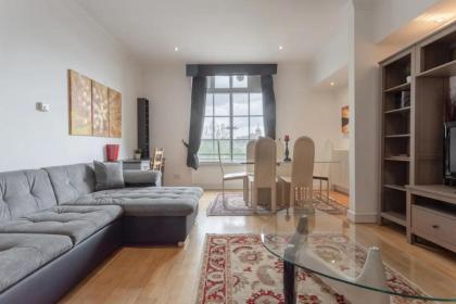 Large & Central 2BD Flat - Tower Hill - image 8