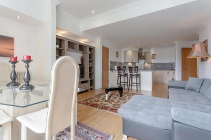Large & Central 2BD Flat - Tower Hill - image 9