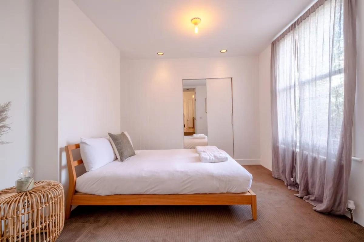 Stylish & Light Victorian 2BD Flat - Holland Park - main image
