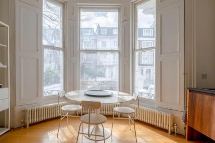 Stylish & Light Victorian 2BD Flat - Holland Park - image 12