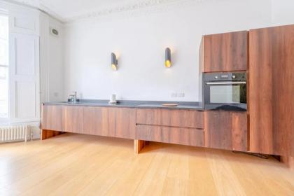 Stylish & Light Victorian 2BD Flat - Holland Park - image 20