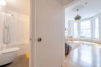 Stylish & Light Victorian 2BD Flat - Holland Park - image 6