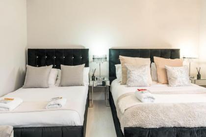 Exceptional 5 stars flat in lovely location - image 24