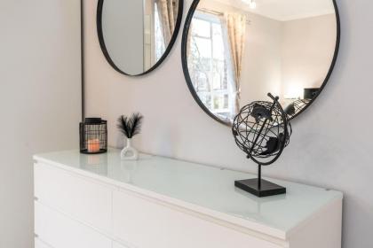 Exceptional 5 stars flat in lovely location - image 28