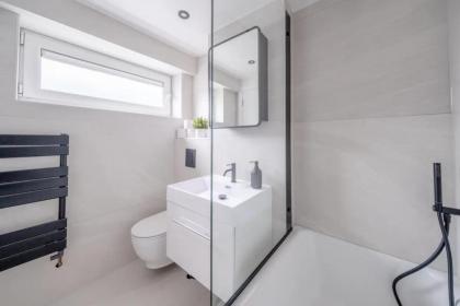 Central 3BD Flat with Balcony in Paddington - image 21