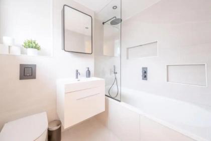 Central 3BD Flat with Balcony in Paddington - image 23